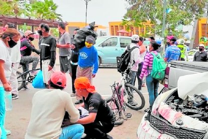 Algunos transeúntes se acercaron al perjudicado para brindarle asistencia.