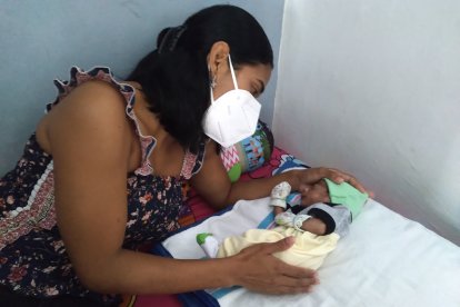 Danna, su esposo e hijos viven en una habitación de tres por tres metros, en casa de los padres de él, en el Guasmo Sur.