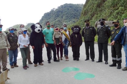 Las autoridades en una carretera de Napo, durante la campaña 