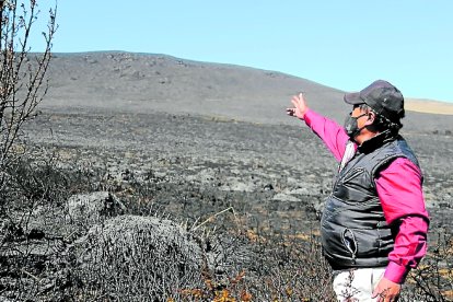 Pedro Lanchimba prepara propuestas de prevención para proteger el páramo.