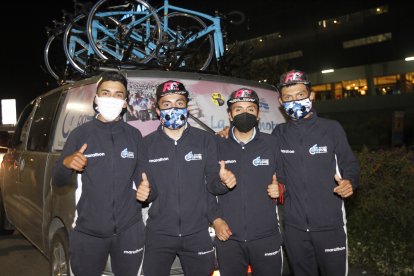 Integrantes de la escuela de ciclismo de Carapaz llegaron al aeropuerto para recibirlo.