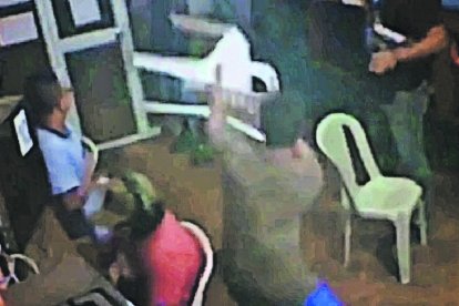 En el último hecho, los afectados trataron de defenderse con una silla, pero un pillo les disparó.