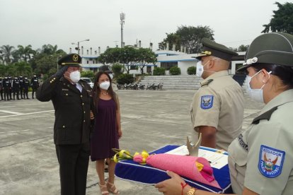 Uno de los sargentos retirados junto a un familiar, cuando recibe reconocimientos.