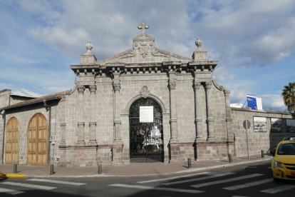 El cementerio queda entre la avenida Cevallos y calles Sucre y Abdón Calderón.