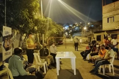 En la cooperativa 12 de Octubre hubo charlas, luego de colocar el alumbrado y otras  mejoras implementadas por la Policía y la CNEL