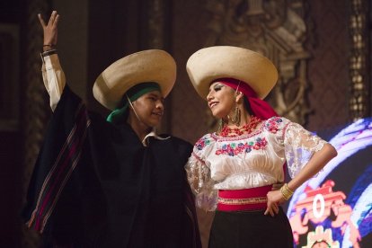 Una de las presentaciones artísticas de las jornadas barriales por los 200 años de independencia.