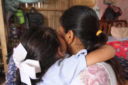 Kathy duerme con su sobrina de 6 años, quien recibe atención psicológica.