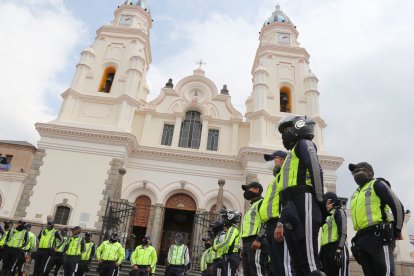 Un fuerte operativo de control se desplegó en  los alrededores de la iglesia.