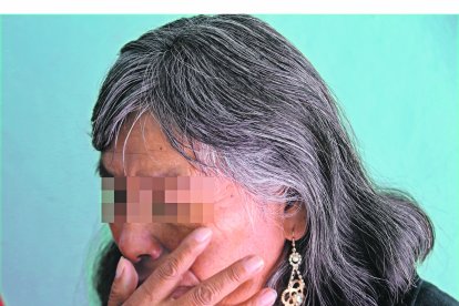 La madre llora la partida de su hijo.
