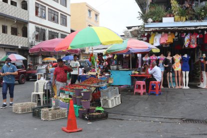 Estos vendedores informales tampoco utilizan cubrebocas para protegerse de un contagio.