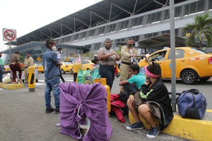 Un grupo de personas en los exteriores de la Terminal Terrestre de Guayaquil.

PERIODISTA : BLANCA MONCADA

FECHA : 26/10/2020 

Agencia (ag-extra)