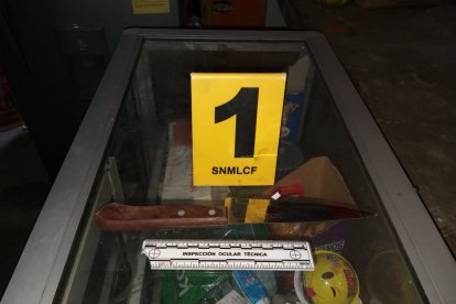 El cuchillo con el que se habría realizado el corte en el pecho.