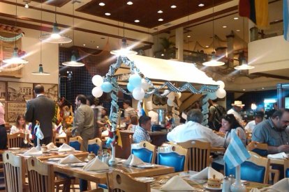 Está ubicado en la calle Clemente Ballén. Es el restaurant del Unipark Hotel.