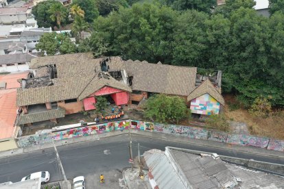 Panorámica superior que permite ver la condición deteriorada del techo.