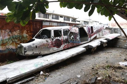 Dentro del interior del inmueble se encontró parte de la estructura de una avioneta.