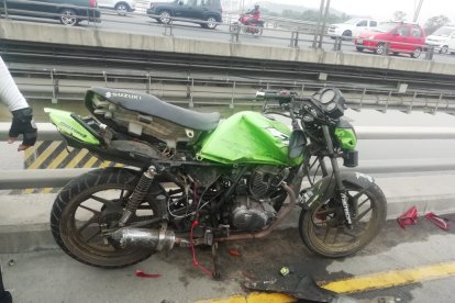 El conductor de la motocicleta fue llevado a una centro médico en el norte de Guayaquil.