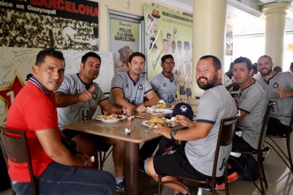 Se sirvieron un rico pollo asado con ensalada