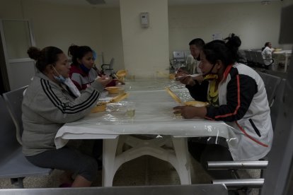 La familia de Tacita Caliente no solo se preocupa de los alimentos que entregan, también buscan crear un ambiente acogedor para ellos.