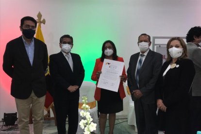 Durante el aniversario de independencia de Alausí se entregó certificación.