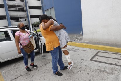 Por el dolor a consecuencia de las heridas la joven no podía caminar.