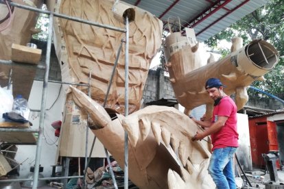 Chicho ha avanzado un 40 % de lo que será el Rey Escorpión. El trabajo permanece en su taller.