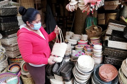 Carmen Peñega ofrece sus artículos y adornos tejidos en la Rotary.