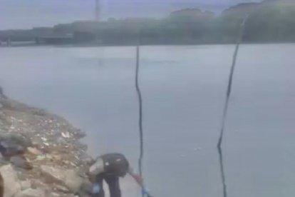 El fallecido fue hallado envuelto en una sábana y la cabeza metida en una funda plástica negra.