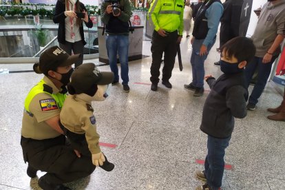La Policía aconsejó a los niños mediante el muñeco Paquito