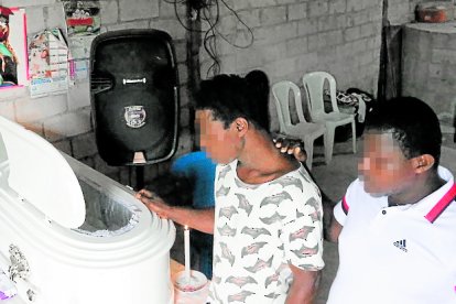 Segundo se toma su rostro mientras mira a su hijo muerto.