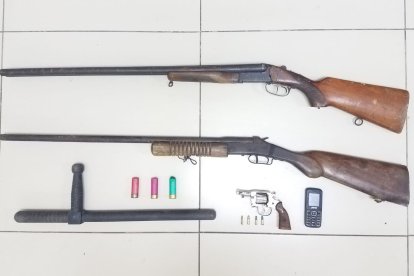 Estas armas fueron encontradas en posesión de los detenidos.