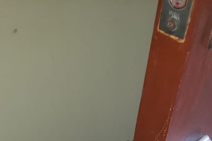 Los antisociales forzaron la puerta para ingresar.