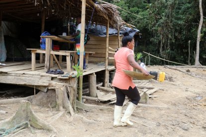 María ayuda a su esposo en la casa que construyeron en la mina.