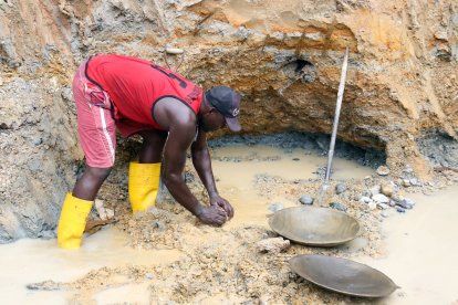 El hombre se ha dedicado toda su vida a sacar el polvo precioso.