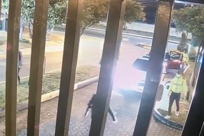 Los asesinos se acercaron a la garita utilizando chalecos parecidos a los de la Policía.