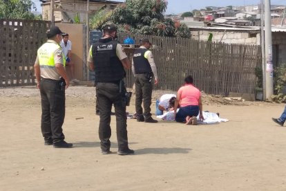 El hombre herido habría salido de casa, pero se desplomó y murió.