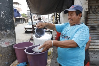 Cirilo Tomalá iba a abastecerse de agua para poder elaborar sus encebollados con normalidad.