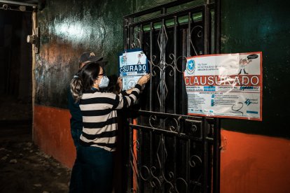 En la calle 17 y otras zonas, el Municipio ha realizado operativos conjuntos para cerrar locales y casas donde detectaron varias irregularidades.