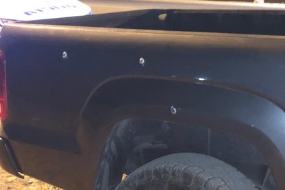 Las balas disparadas a una de las camionetas en la que buscaban al camión con camarón.