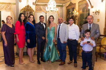 Andrea y su ahora esposo acompañados de su familia