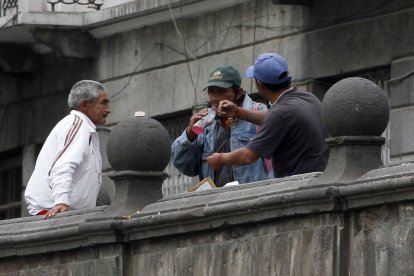Cerca del plantón había gente libando en la vía pública.