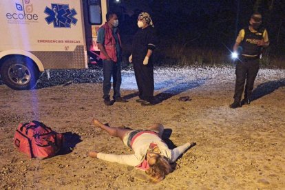 Cerca del cadáver de la mujer estaba el hombre que manejaba una moto y también fue baleado.