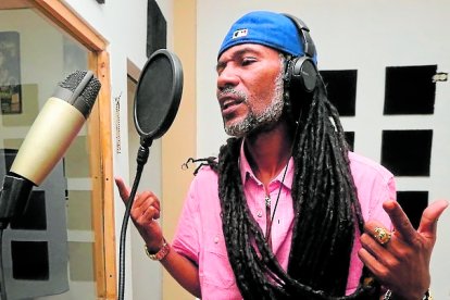 Es de carácter alegre, relajado y espontáneo, pero en su faceta de abogado es muy serio y determinante.