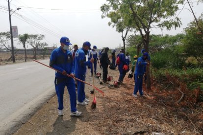 En la vía Samborondón-Salitre hubo desbroce de maleza y otras tareas ejecutadas por agentes y moradores.