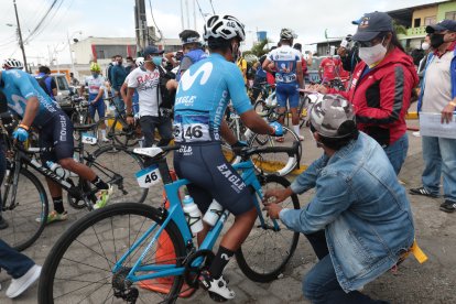 Los comisarios nacionales y extranjeros colocan chips para registrar los tiempos de los ciclistas.