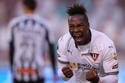 Jhojan Julio de Liga de Quito, celebra su gol en un partido de los octavos de final de la Copa Libertadores ante y Santos.