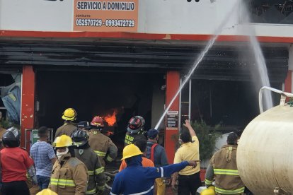 Los bomberos trabajaron por más de cuatro horas para apagar las llamas.
