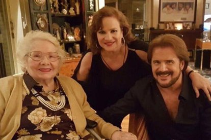 Los artistas junto a su madre que fue la que los impulsó a convertirse en un dúo