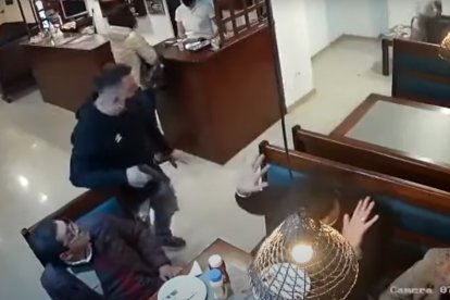 Una pareja asaltó en una pizzería a los clientes.