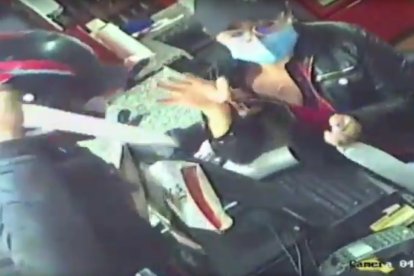 El atraco a una cajera de un local de pollos asados quedó también filmado.
