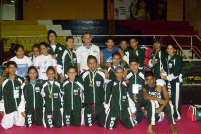 Gabriel (quinto, de izquierda a derecha) en los Juegos Nacionales en Macas, 2008.